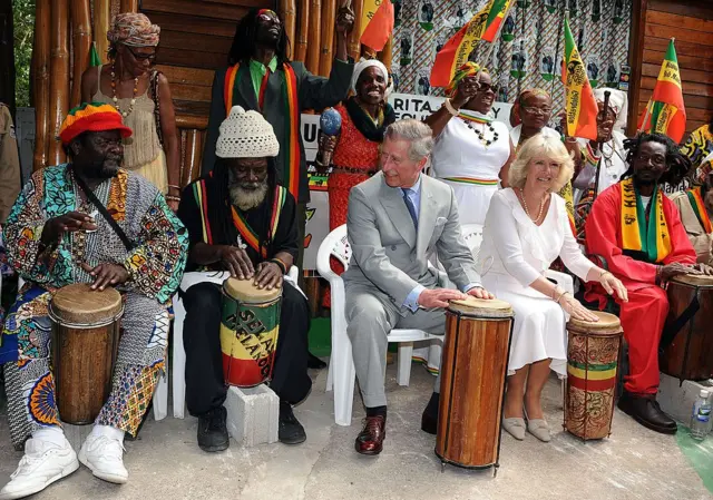 cultura rastafari grupo de rastafaris con los reyes de inglaterra