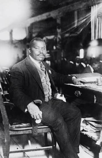 marcus garvey sentado en su despacho